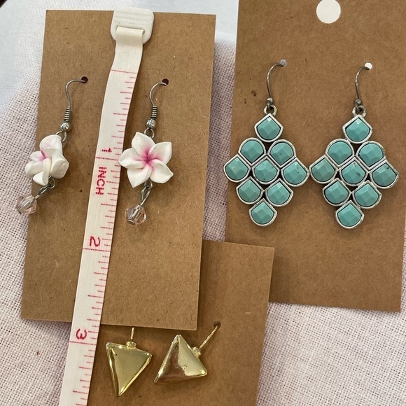 💐5/25 3 pair lot bundle Hawaiian flower dangle drop gold triangle simple - Picture 5 of 6